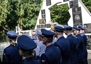 Składanie wieńców pod pomnikami poległych policjantów