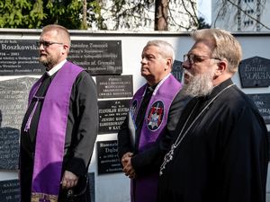 Składanie wieńców pod pomnikami poległych policjantów