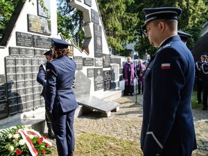 Składanie wieńców pod pomnikami poległych policjantów