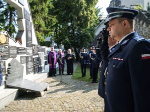 Składanie wieńców pod pomnikami poległych policjantów