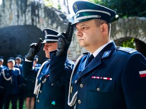Składanie wieńców pod pomnikami poległych policjantów