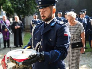 Składanie wieńców pod pomnikami poległych policjantów
