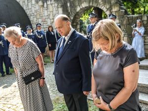 Składanie wieńców pod pomnikami poległych policjantów