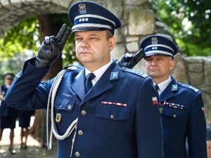 Składanie wieńców pod pomnikami poległych policjantów