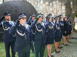 Składanie wieńców pod pomnikami poległych policjantów