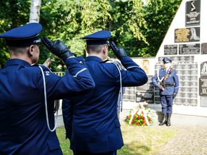 Składanie wieńców pod pomnikami poległych policjantów