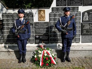 Składanie wieńców pod pomnikami poległych policjantów