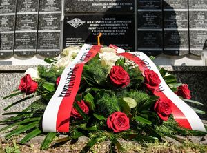 Składanie wieńców pod pomnikami poległych policjantów