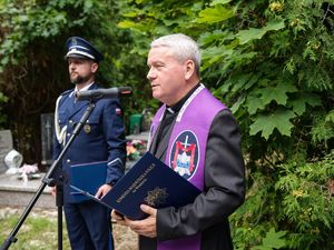 Składanie wieńców pod pomnikami poległych policjantów