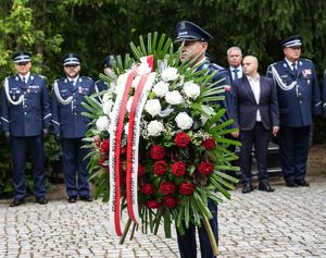 Składanie wieńców pod pomnikami poległych policjantów