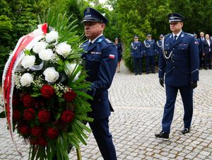 Składanie wieńców pod pomnikami poległych policjantów