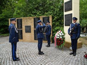 Składanie wieńców pod pomnikami poległych policjantów