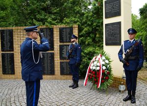 Składanie wieńców pod pomnikami poległych policjantów