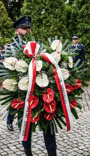 Składanie wieńców pod pomnikami poległych policjantów