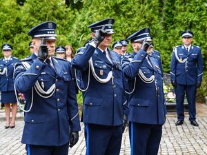 Składanie wieńców pod pomnikami poległych policjantów
