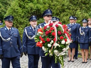 Składanie wieńców pod pomnikami poległych policjantów