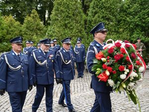 Składanie wieńców pod pomnikami poległych policjantów