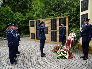 Składanie wieńców pod pomnikami poległych policjantów