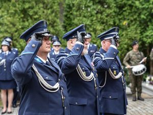 Składanie wieńców pod pomnikami poległych policjantów