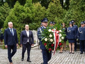 Składanie wieńców pod pomnikami poległych policjantów