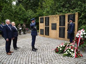 Składanie wieńców pod pomnikami poległych policjantów