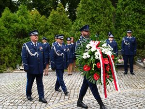 Składanie wieńców pod pomnikami poległych policjantów