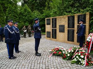 Składanie wieńców pod pomnikami poległych policjantów