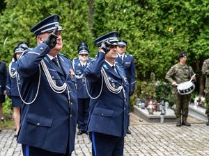 Składanie wieńców pod pomnikami poległych policjantów