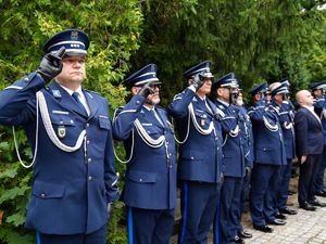 Składanie wieńców pod pomnikami poległych policjantów