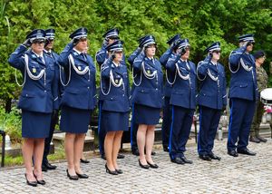 Składanie wieńców pod pomnikami poległych policjantów