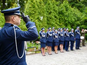 Składanie wieńców pod pomnikami poległych policjantów