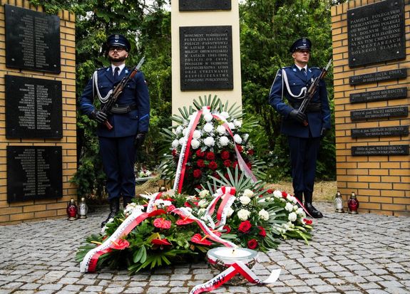 Składanie wieńców pod pomnikami poległych policjantów