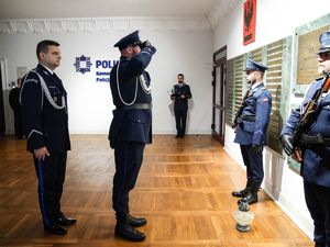 Składanie wieńców pod pomnikami poległych policjantów