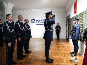 Składanie wieńców pod pomnikami poległych policjantów