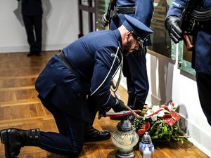 Składanie wieńców pod pomnikami poległych policjantów