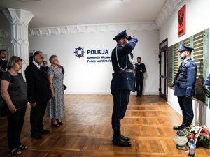 Składanie wieńców pod pomnikami poległych policjantów