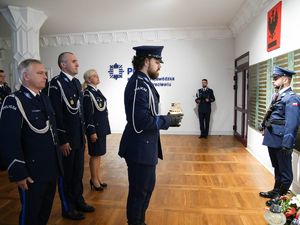 Składanie wieńców pod pomnikami poległych policjantów
