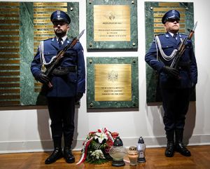 Składanie wieńców pod pomnikami poległych policjantów