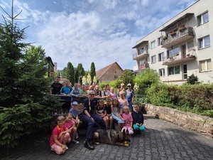 Wakacyjna wizyta mundurowych w przedszkolu