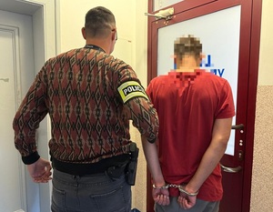 policjant z zatrzymanym