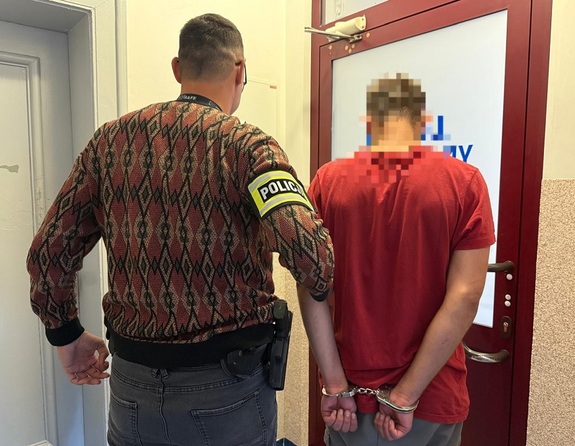 policjant z zatrzymanym