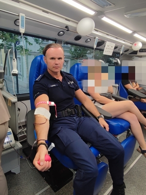 policjant oddaje krew