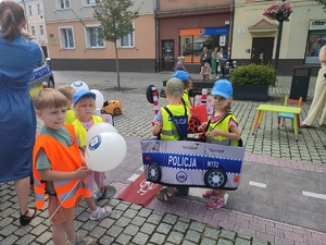 bawiące się dzieci podczas festynu policyjnego