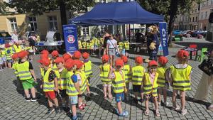 dzieci w kamizelkach odblaskowych podczas festynu