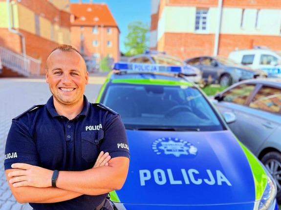 policjant przy radiowozie