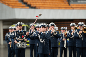 Zdjęcia przedstawiają umundurowanych muzyków Orkiestry trzymających instrumenty