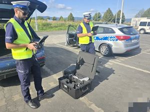 Policjanci pilotują dron