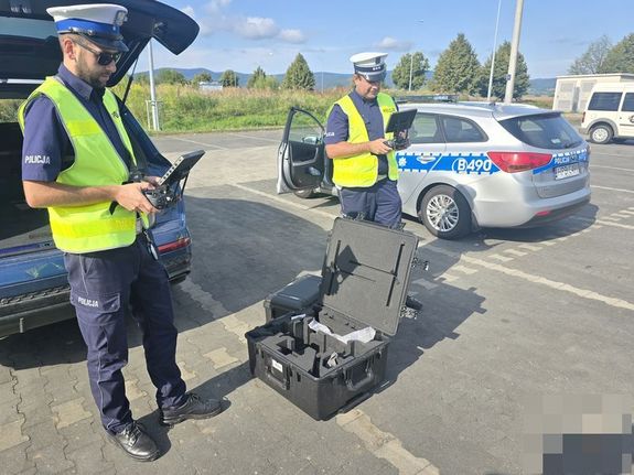 Policjanci pilotują dron