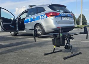 dron przed radiowozem