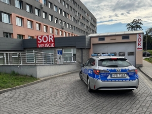 radiowóz prze szpitalem